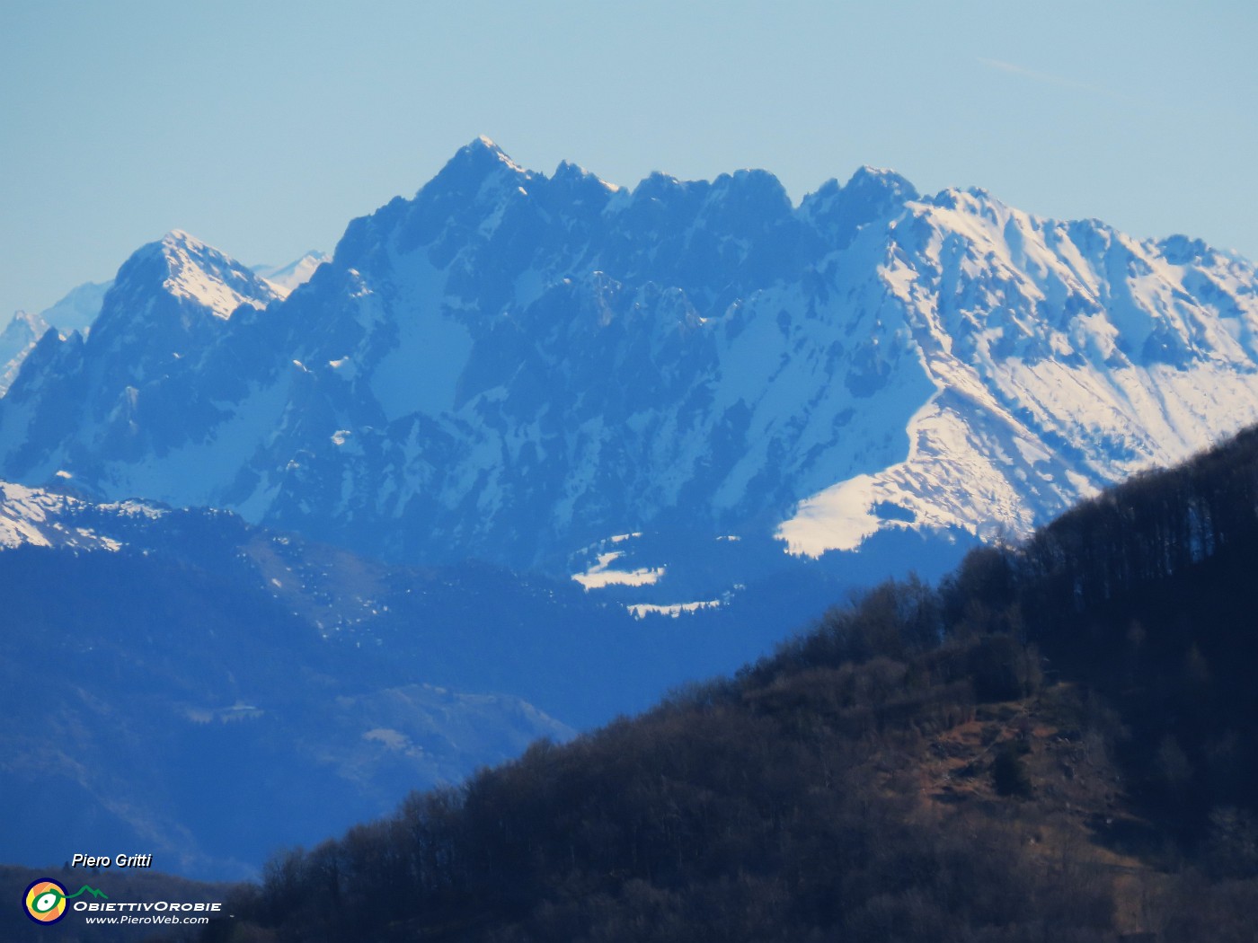 34 Dalla cima della Corna Bianca maxi zoom verso il Pizzo Camino .JPG